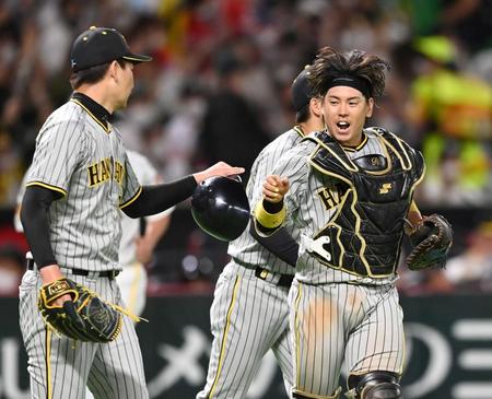 　ソフトバンクに勝利し、岩崎（左）とグータッチし喜ぶ梅野（撮影・山口登）