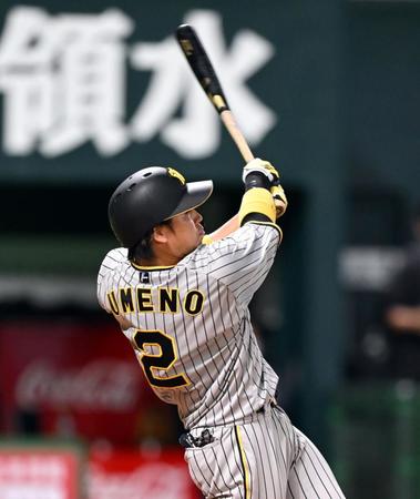 　３回、梅野は中前打を放つ（撮影・山口登）