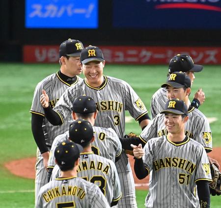 　笑顔で勝利を喜ぶ大山（中央）ら阪神ナイン（撮影・飯室逸平）