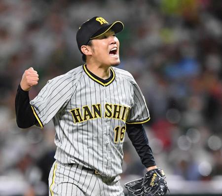　５回、柳田を三振に仕留め、ガッツポーズを決める西勇（撮影・田中太一）
