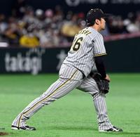 　６回、脚を気にする西勇（撮影・山口登）