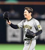 　１回、西勇は今宮を打ち取り、笑顔で球審からボールを受け取る（撮影・山口登）