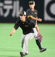 　１軍に合流しノックを受ける高寺（撮影・田中太一）