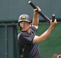 　１軍に合流し練習に汗を流す高寺（撮影・飯室逸平）