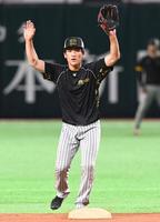 　１軍に合流し、守備練習に汗を流す高寺（撮影・飯室逸平）