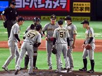 ４回、ピンチを迎え西純（中央）ら阪神ナインはマウンドに集まる（撮影・山口登）