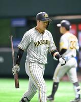 ８回、空振り三振に倒れ、ベンチへ戻る大山（撮影・飯室逸平）