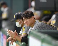 ベンチから戦況を見守る西純（撮影・飯室逸平）