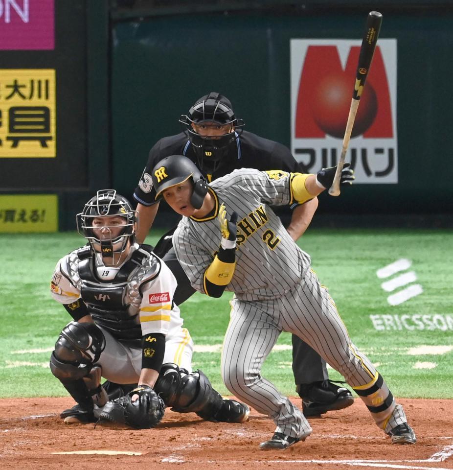 　３回、中前打を放つ梅野（撮影・飯室逸平）