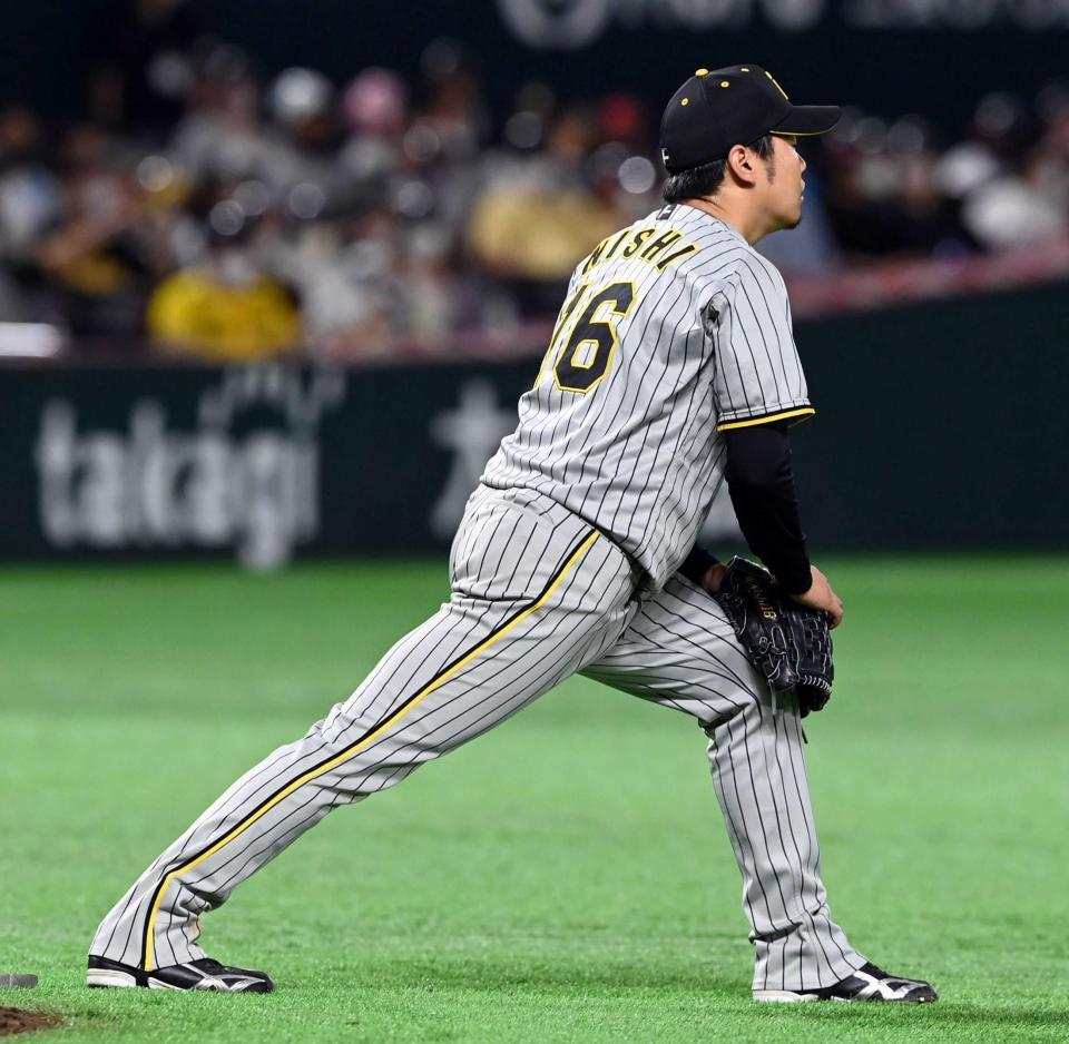 　６回、脚を気にする西勇（撮影・山口登）