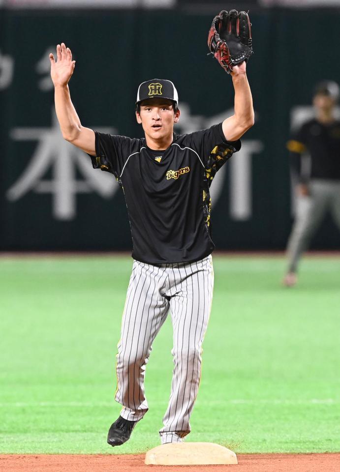 　１軍に合流し、守備練習に汗を流す高寺（撮影・飯室逸平）