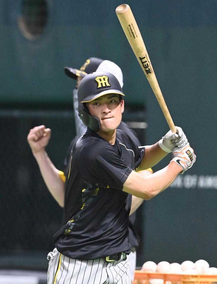 　打撃練習をする高寺（撮影・飯室逸平）