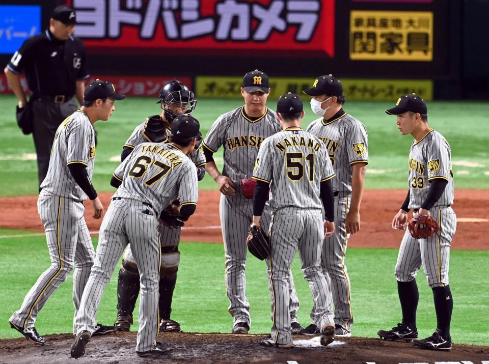 ４回、ピンチを迎え西純（中央）ら阪神ナインはマウンドに集まる（撮影・山口登）