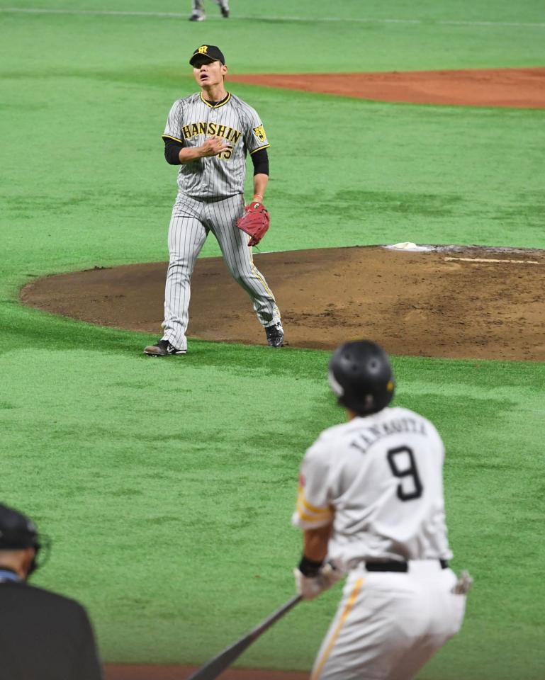 １回、柳田を空振り三振に斬る西純（撮影・飯室逸平）