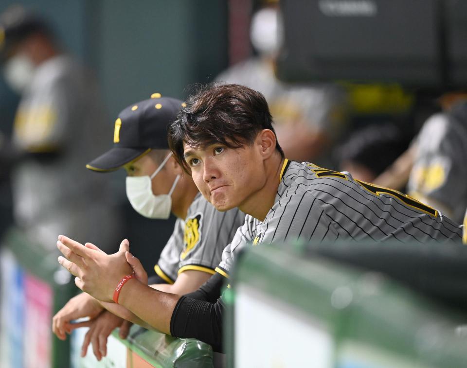 ベンチから戦況を見守る西純（撮影・飯室逸平）