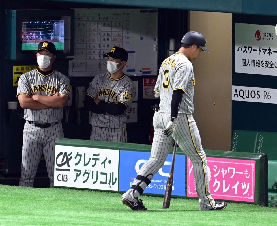 ８回、満塁のチャンスで大山（右）が空振り三振に倒れ、矢野監督（中央）は厳しい表情を見せる（撮影・山口登）