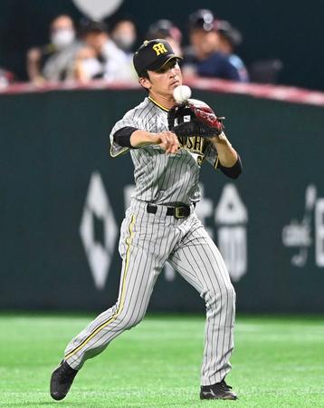 　３回、ガルビスの二ゴロをさばく高寺（撮影・飯室逸平）