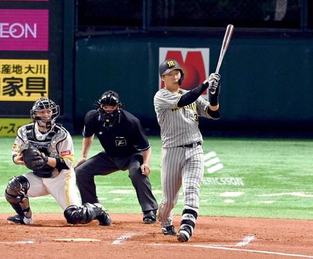 　８回、大山は空振り三振に倒れる（捕手・甲斐）＝撮影・山口登