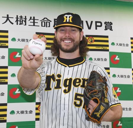 　月間ＭＶＰに輝き、ポーズを決めるウィルカーソン