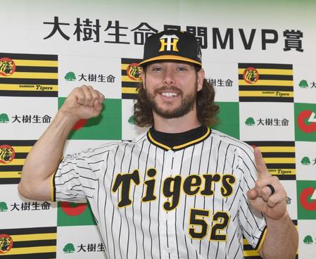 　月間ＭＶＰに輝き、ポーズを決めるウィルカーソン