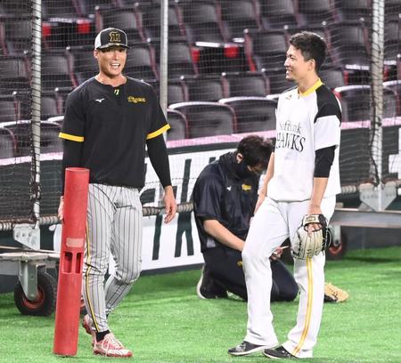 　千賀（右）と談笑する糸井（撮影・飯室逸平）