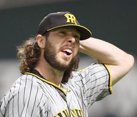 　１回、先制を許したウィルカーソンは悔しがりながらベンチへ戻る（撮影・田中太一）