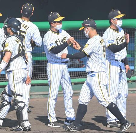 　１３連勝とし、前川（右から２人目）とタッチを交わす平田２軍監督（同３人目）＝撮影・高部洋祐