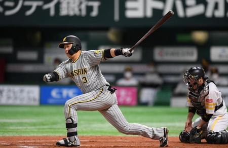 　７回、空振り三振に倒れる大山（撮影・田中太一）