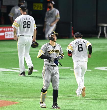 　６回、佐藤輝は一ゴロに倒れる（撮影・山口登）