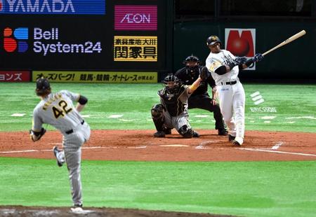 　８回、グラシアルは空振り三振に倒れる（撮影・山口登）