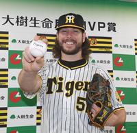 　月間ＭＶＰに輝き、ポーズを決めるウィルカーソン