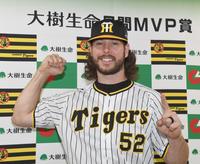 　月間ＭＶＰに輝き、ポーズを決めるウィルカーソン