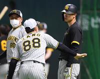 　打撃練習後、矢野監督から指導を受ける佐藤輝（撮影・田中太一）