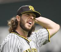 　１回、先制を許したウィルカーソンは悔しがりながらベンチへ戻る（撮影・田中太一）