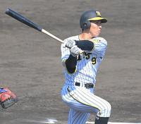 　６回、右越えにソロを放つ片山（撮影・高部洋祐）