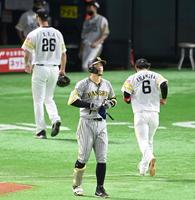　６回、佐藤輝は一ゴロに倒れる（撮影・山口登）