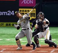 　２回、佐藤輝は空振り三振に倒れる（撮影・山口登）