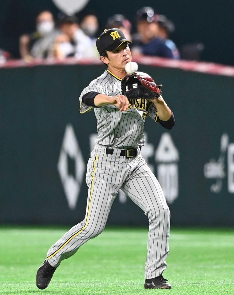 　３回、ガルビスの二ゴロをさばく高寺（撮影・飯室逸平）