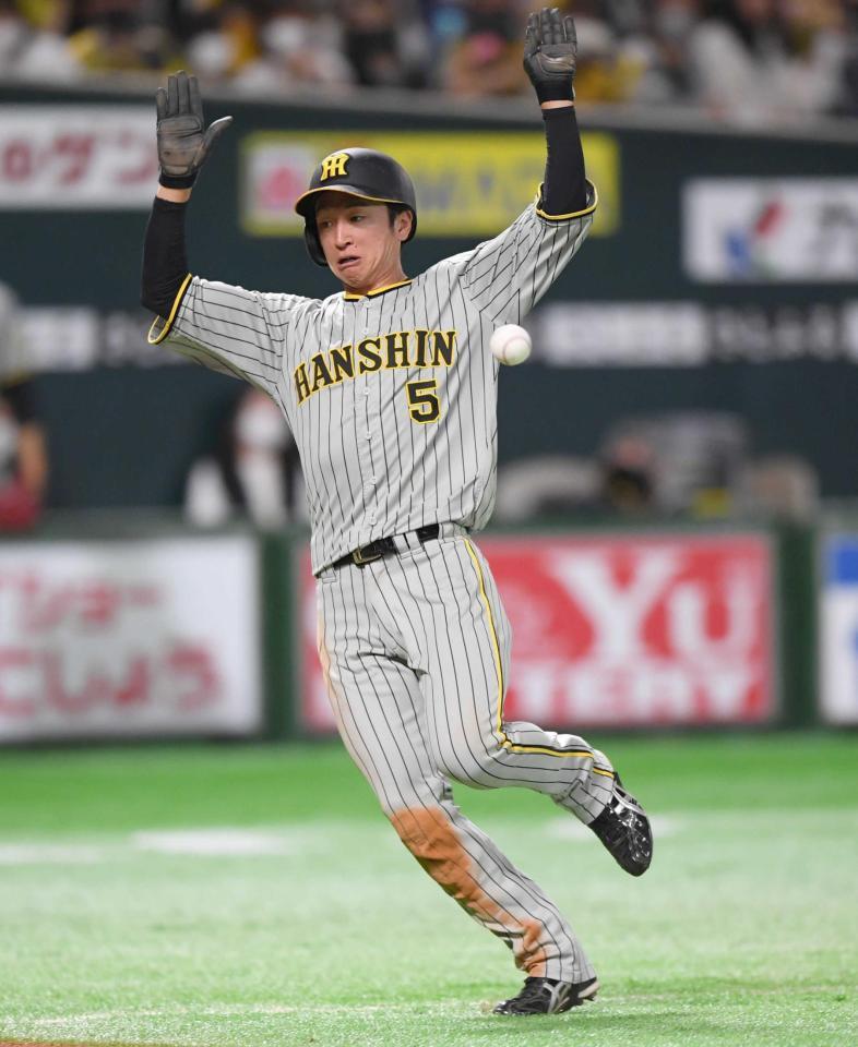 　（右から）４回、近本は糸原の安打で本塁を狙うもアウトになる＝撮影・田中太一