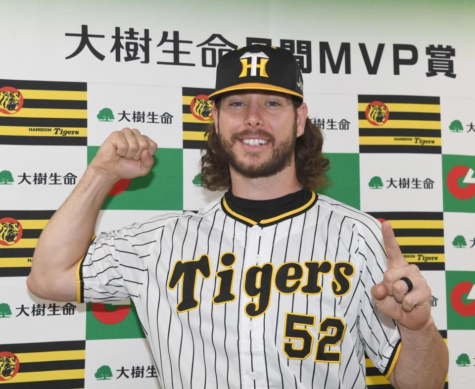 　月間ＭＶＰに輝き、ポーズを決めるウィルカーソン