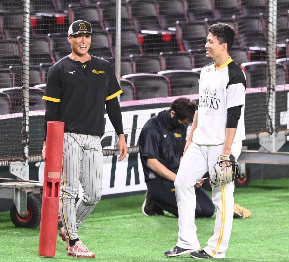 　千賀（右）と談笑する糸井（撮影・飯室逸平）