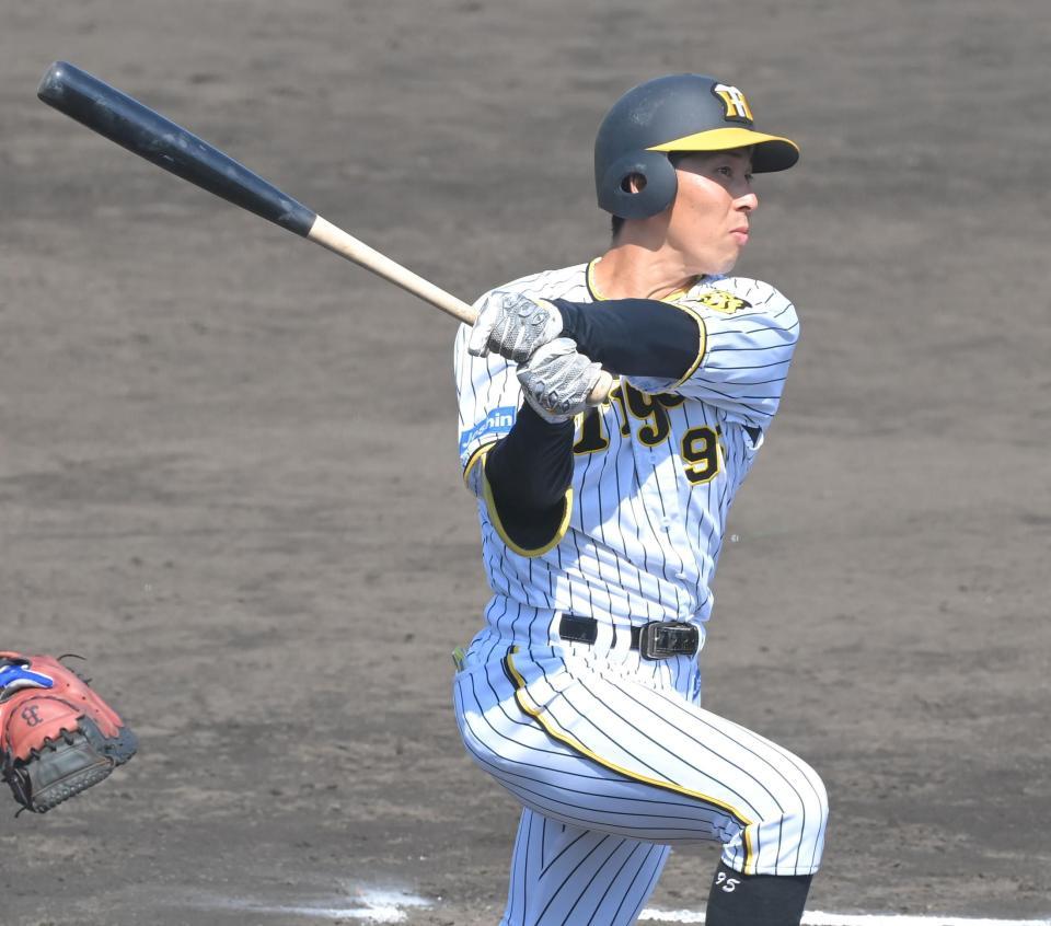 　６回、右越えにソロを放つ片山（撮影・高部洋祐）