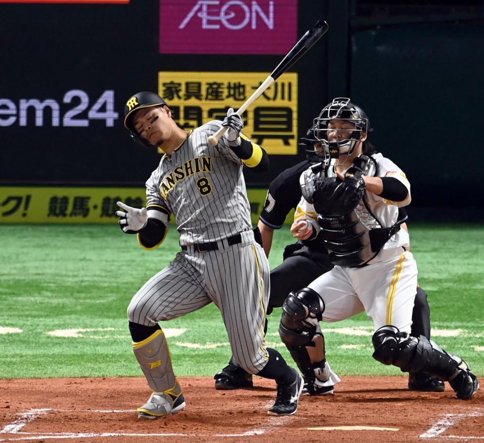 　２回、佐藤輝は空振り三振に倒れる（撮影・山口登）