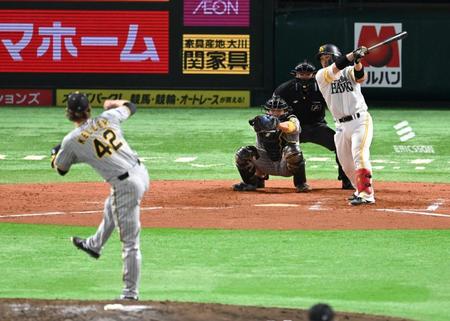 ８回ソフトバンク２死一塁、ソフトバンク・甲斐拓也は空振り三振に倒れる（投手　阪神カイル・ケラー、捕手　阪神・梅野隆太郎）＝ＰａｙＰａｙドーム（撮影・山口登）