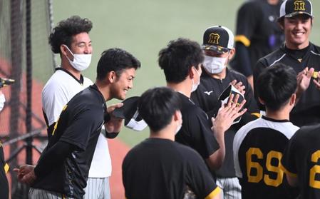 　１軍に合流し、あいさつする岡留（左）＝撮影・飯室逸平