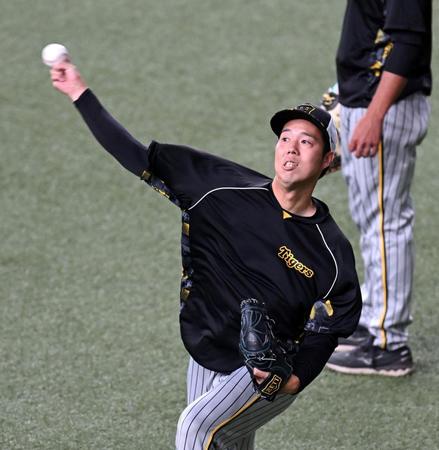 　キャッチボールする青柳（撮影・山口登）