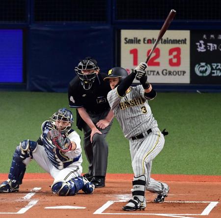 １回、大山は右翼線に先制適時二塁打を放つ