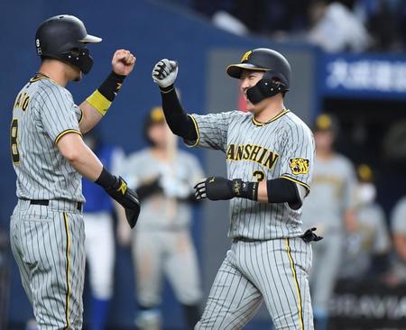 　５回、３ランを放った大山（右）は佐藤輝とタッチを交わす