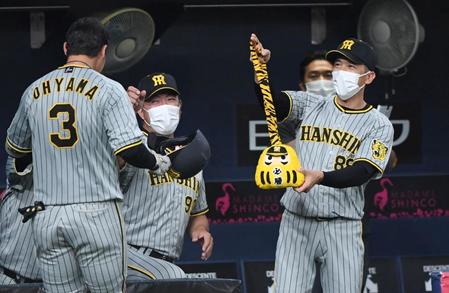 　５回、３ランを放った大山（左）に特製メダル！？を持って迎える矢野監督