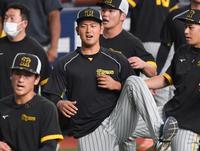 　一軍に合流し、ウォーミングアップをする岡留（撮影・田中太一）